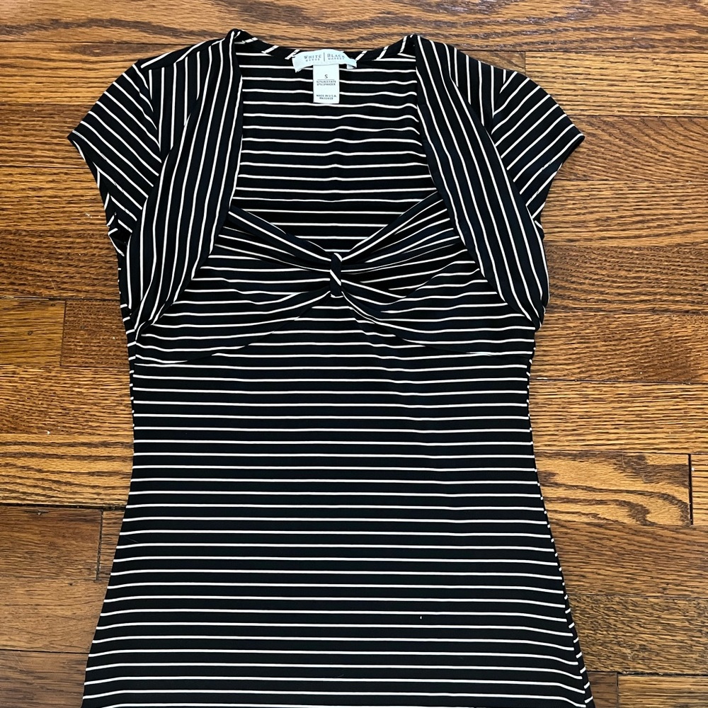 Black and White Striped Top Size Small TONS OF STRETCH